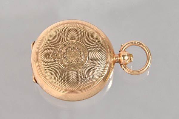 A 9ct gold sovereign case, the exterior with engine turned decoration and with a shield and garter cartouche, Birmingham 1911, gross weight 15.5 gms.