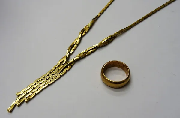A 9ct gold necklace, in a triangular shaped scale link design, the front with pendant tassles, on a snap clasp, with a foldover safety catch, gross we