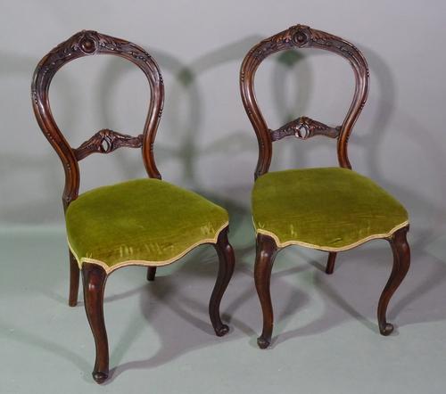 A set of six Victorian walnut framed balloon back dining chairs with serpentine seats, 44cm wide x 85cm high, (6).   C9