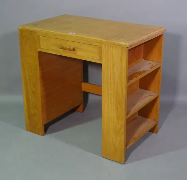 A 20th century oak single drawer kneehole desk, 78cm wide x 72cm high.   I5