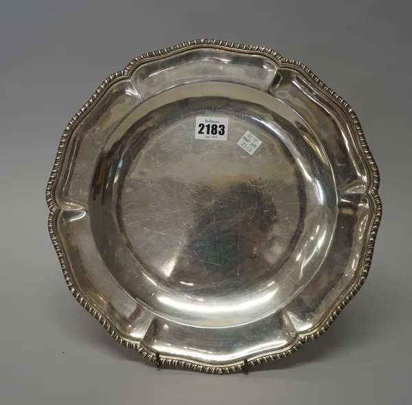 A Mexican main course dish, of shaped circular form, decorated with a gadrooned rim, presentation inscribed and detailed Mexico Mendoza 950/1000, weig