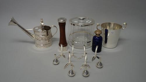 Silver mounted and plated wares, comprising; a Bristol blue cut glass scent bottle, with a silver top, a perspex Spong lidded ice bucket, a wooden pep