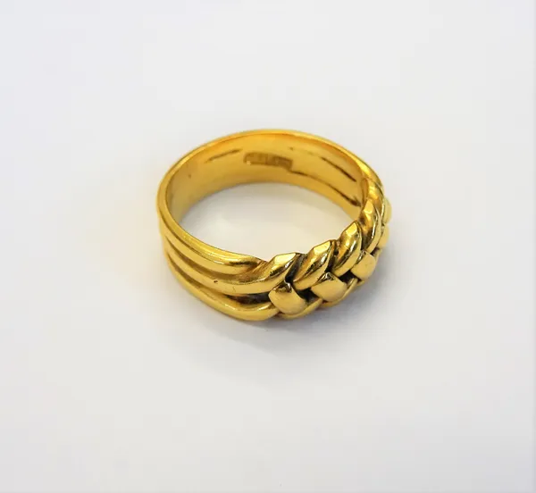 A gold keeper ring, in an interwoven design, detailed 18 C, ring size M, weight 7.1 gms.