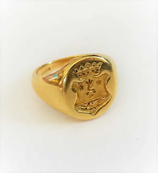 An 18ct gold oval signet ring, seal engraved with a shield surmounted by a coronet, Birmingham 1988, ring size H, weight 9.1 gms.