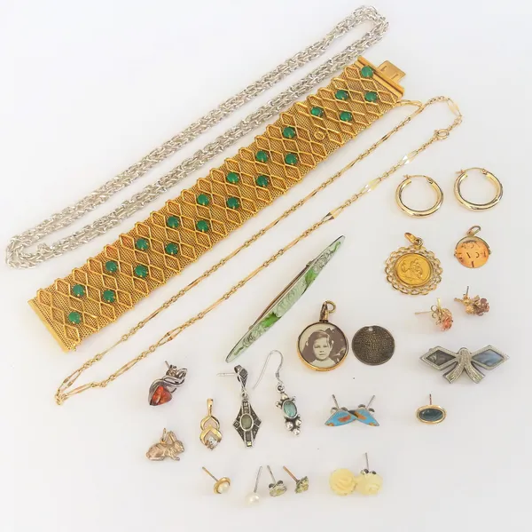 A group of 9ct gold jewellery, comprising: a pair of two colour gold floral earstuds, the backs with post and butterfly clip fittings, a pair of hoop