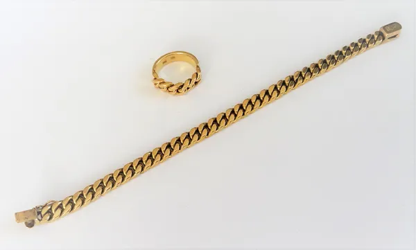 A gold bracelet, in a faceted curb link design, on a snap clasp, detailed 14K 585, length 17cm and a gold ring, in a faceted curb link and semi-circul