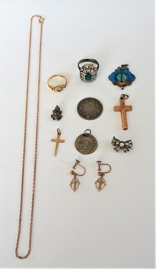 A 9ct gold pendant cross, Chester 1910, a 9ct gold smaller pendant cross, Birmingham probably 1962, a gold oval link neckchain, on a boltring clasp, a