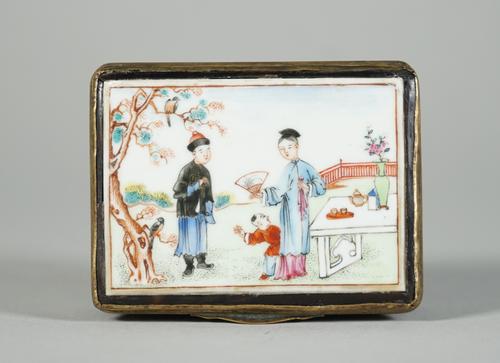 A Chinese tortoiseshell and porcelain rectangular snuff box, Qianlong, the gilt-metal hinged cover inset with a porcelain plaque painted each side in