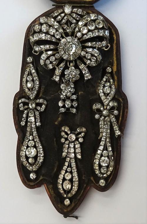 A colourless paste set brooch, the centre formed as a cluster, otherwise in a bow and spray design, the front with three detatchable pendant drops, wi