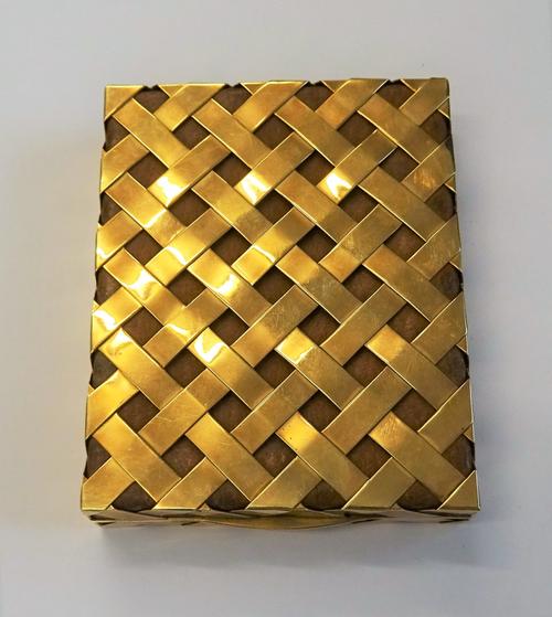 A Flato gold and pig skin rectangular hinge lidded cigarette box, pig skin lined within, the exterior of cross hatched plain banded form, detailed 14