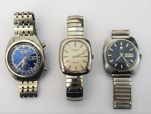 A Seiko Chronograph Automatic steel cased gentleman's bracelet wristwatch, the signed blue dial with red centre seconds, day of the week and date of t