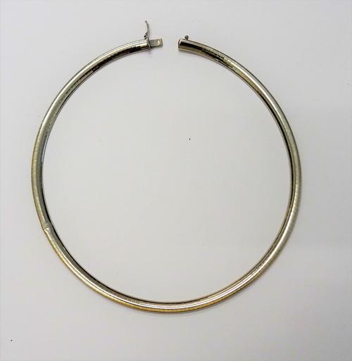 A white gold collar necklace, of curved link design, to a concealed box and tongue clasp, detailed 750, weight 33 gms.