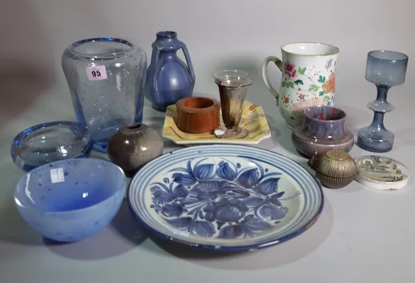 Ceramics, including; a Whitefriars style glass vase, a Chinese export tankard, a Prattware pot lid depicting bears and sundry, (qty).