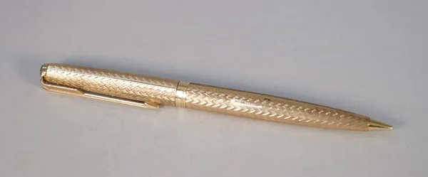 A 9ct gold Parker propelling pencil, detailed 375, made in England, Parker, with engine turned decoration to the body, 12.5cm.