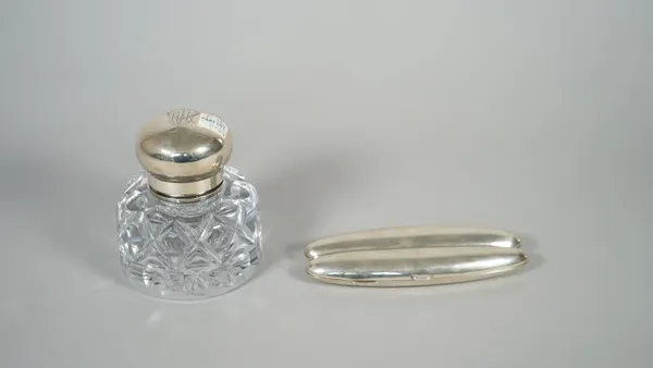 A silver cigar case to hold two cigars, Birmingham 1909, gross weight 93 gms and a late Victorian silver topped hinge lidded faceted glass inkwell, Lo