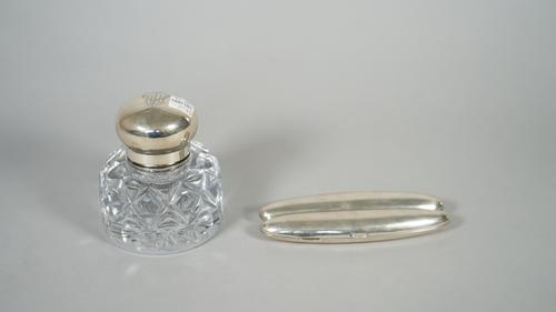 A silver cigar case to hold two cigars, Birmingham 1909, gross weight 93 gms and a late Victorian silver topped hinge lidded faceted glass inkwell, Lo