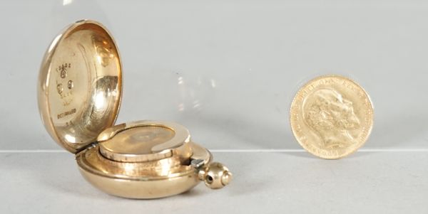 An Edward VII sovereign, 1907 and a gilt metal sovereign case, crest and motto engraved, the suspension loop lacking, (2).