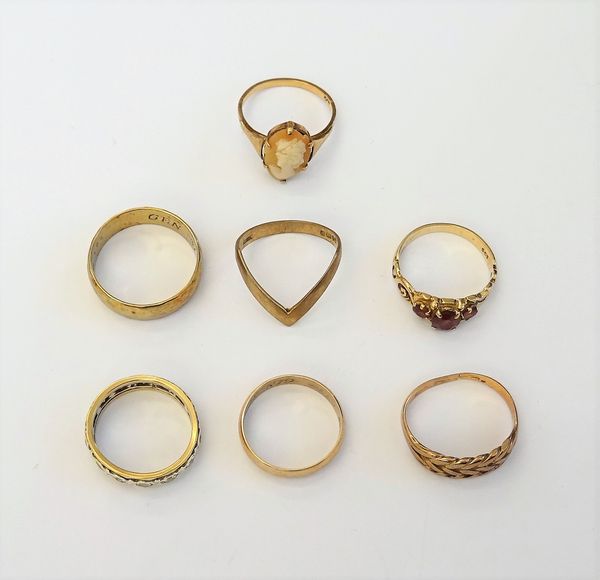 Two 9ct gold wedding rings, a gold and shell cameo ring detailed 9ct, two 9ct gold and gem set rings and two further mostly 9ct gold rings, gross comb