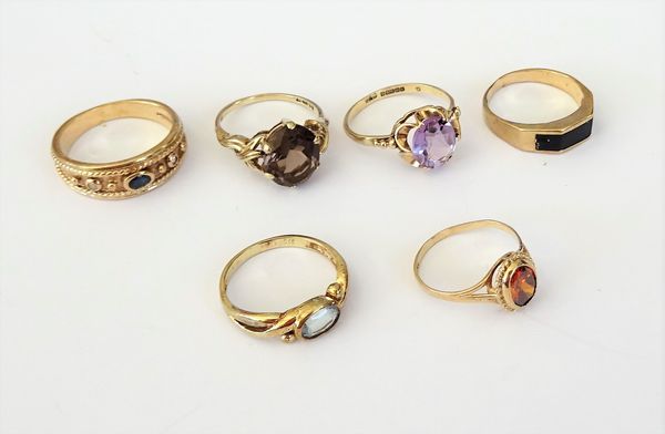 A 9ct gold, sapphire and diamond set three stone ring, having ropetwist decoration, a 9ct gold ring, claw set with an oval cut amethyst, a 9ct gold ri