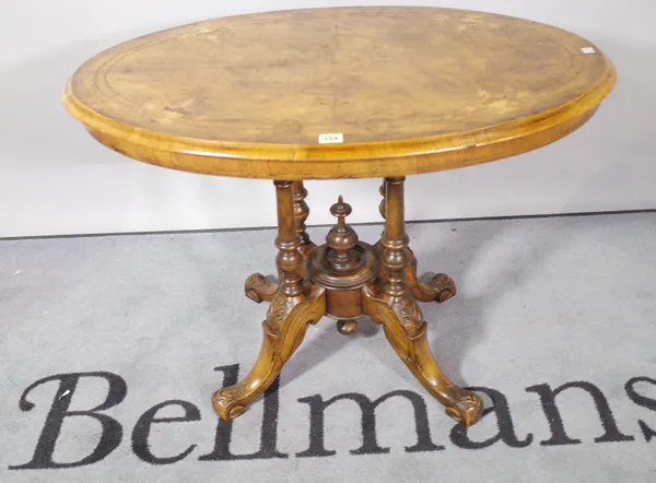 An Edwardian inlaid walnut oval centre table on four downswept supports, 89cm wide x 65cm high.