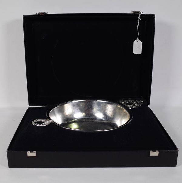 A 20th century pewter Scandinavian quaich, cased, 19cm diameter. CAB