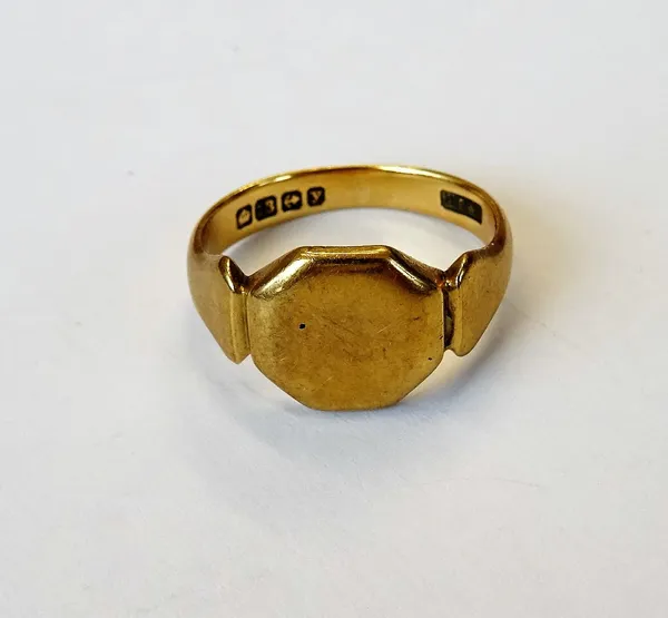 An 18ct gold octagonal signet ring, with tapered shoulders, Birmingham 1923, ring size P, weight 6.2 gms.