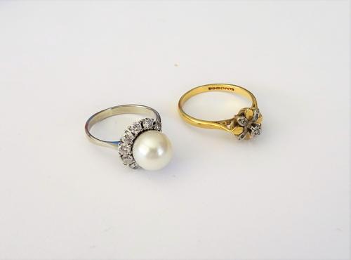 A white gold, cultured pearl and diamond ring, mounted with the cultured pearl to the centre and with ten circular cut diamonds, detailed 585, ring si