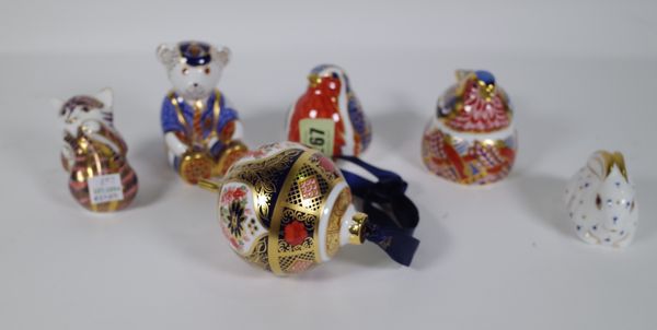 Six Royal Crown Derby Imari paperweights including a bauble, robin, chaffinch, Teddy bear, rabbit and kitten, all boxed, (6). CAB