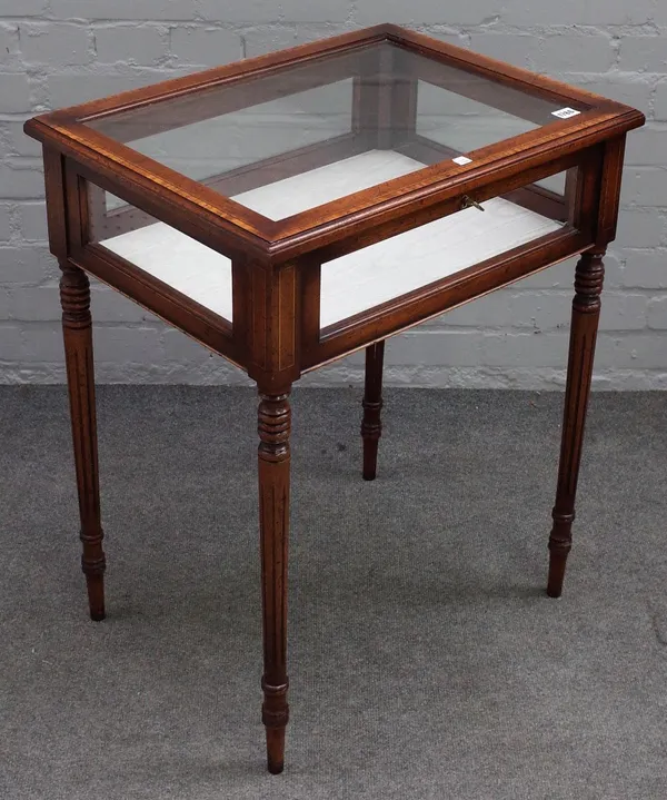 An Edwardian satinwood banded mahogany bijouterie table, on fluted turned supports, 60cm wide x 76cm high.