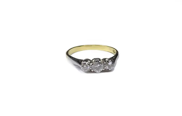 A gold and diamond set three stone ring, claw set with a row of circular cut diamonds and with the principal diamond mounted at the centre, detailed 1