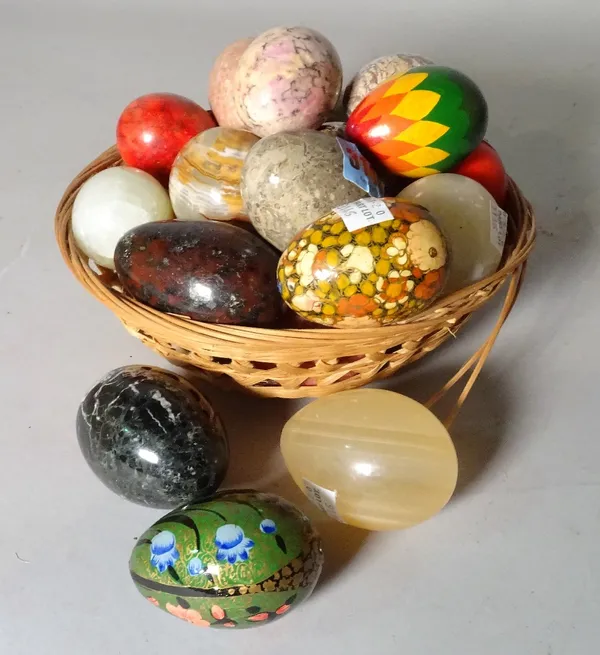 A quantity of modern decorative hardstone eggs. (qty)