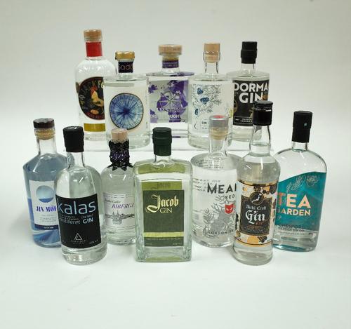Box 5 - Gin  Jin Mor  Kalas Gin  Sankt Galler Bibergin  Jakob Belgian Gin  Meanie "Red" London Gin  Kiyosu Aichi Gin  Sado Hojicha Gin  De Kleine Earl