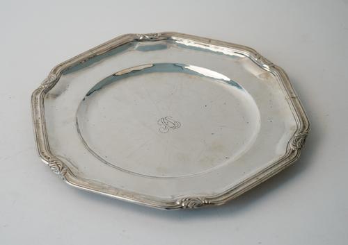 A Mexican main course plate, of shaped circular form, the rim decorated with foliate sprays, detailed Lazcano Mexico 900, diameter 30.5cm, weight 763