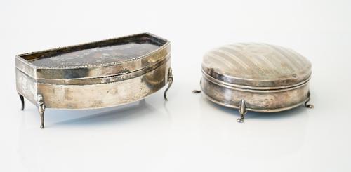 A silver hinge lidded circular trinket box, the domed lid decorated with engine turned bands, raised on four paw feet, Birmingham 1911 and a silver an