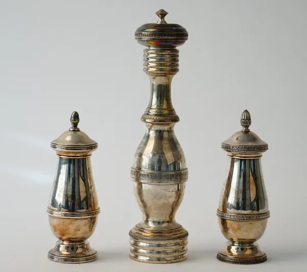 A group of 800 wares comprising; a pepper mill, detailed MADE ITALY, height 26.5cm, and two further pepper mills, heights: 16cm and 15.5cm (3).