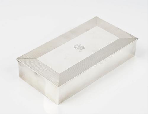 A silver table cigarette box, of rectangular form, the lid decorated with engine turned wide borders, wooden lined within, 20.5cm x 11cm, London 1979,