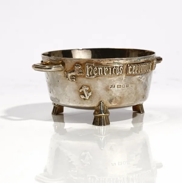 A cast silver replica of the Winchester bushel, F J Ross, London 1927, 13cm across, 6.5ozs.