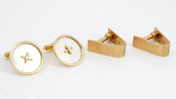 A pair of 9ct gold V shaped cufflinks, with engine turned decoration, London 1961 and a pair of 9ct gold cufflinks, the fronts designed as buttons, Lo