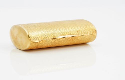 An Italian gold hinge lidded cigarette case, of oval form, plain within, the exterior engine turned and with plain sides, detailed 18 K Italy, weight