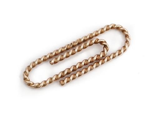 A 9ct gold money clip, designed as a paper clip, having ropetwist decoration, London 1971, weight 10.2 gms.