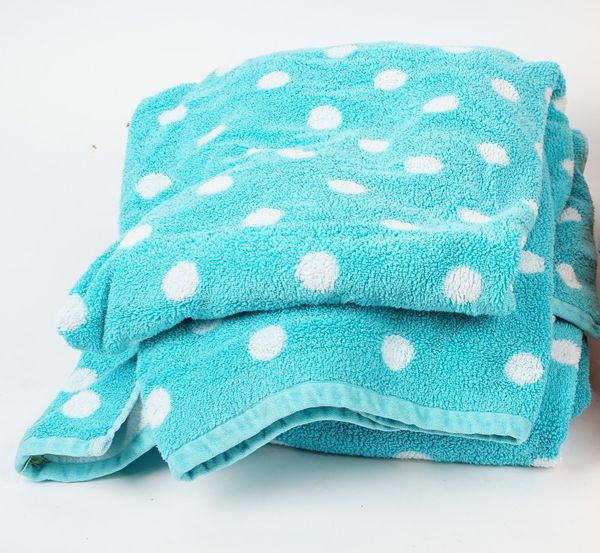 A collection of blue and white spotted towels (qty).