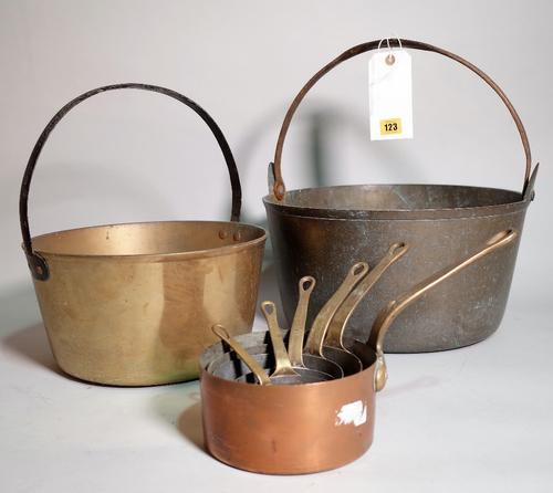 A quantity of early 20th century copper pots and pans, the largest 38cm wide, (qty).  D1