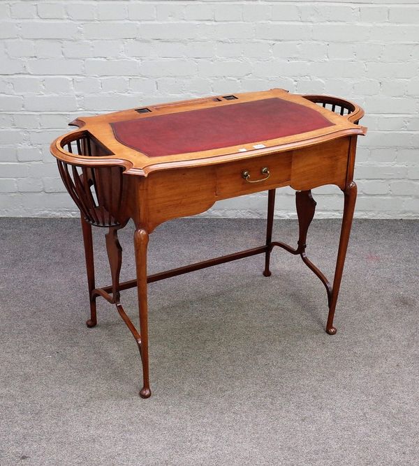 A late 19th century mahogany writing desk, the serpentine top flanked by semi-elliptic jardinieres, over single frieze drawer, on turned supports, 108