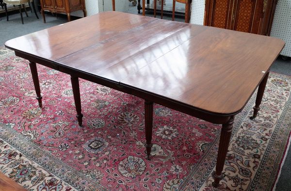 A Regency mahogany extending dining table, the rounded rectangular top on reeded supports, with two extra leaves, 144cm wide x 140cm long x 200 long f