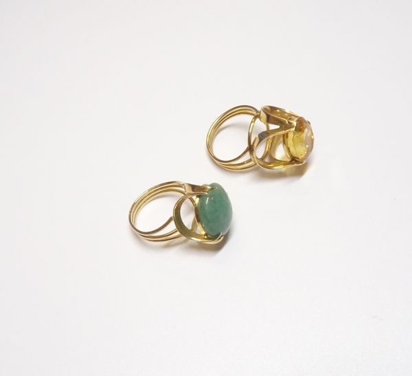 A gold ring, claw set with an oval cut citrine, in a raised design, ring size K and a gold ring, claw set with an oval cabochon aventurine, detailed 1