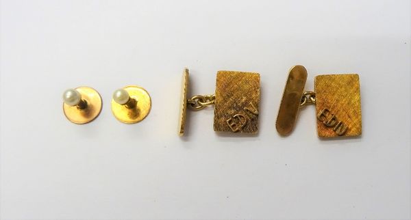 A pair of gold cufflinks, each rectangular front applied with the initials E.D.N. on an engine turned ground, the backs detailed 18 K, combined weight