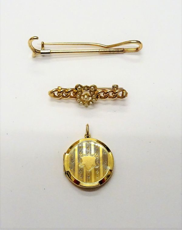 A gold brooch, designed as a riding crop, weight 4.2 gms, a gold and seed pearl set brooch, with a lyre motif, detailed 15, circa 1910, gross weight 4