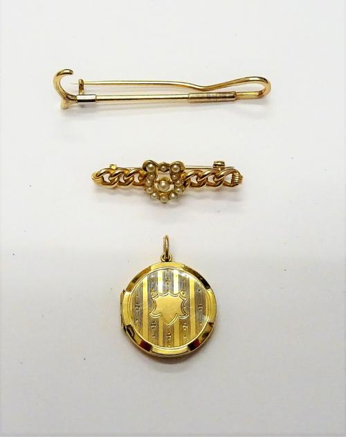 A gold brooch, designed as a riding crop, weight 4.2 gms, a gold and seed pearl set brooch, with a lyre motif, detailed 15, circa 1910, gross weight 4