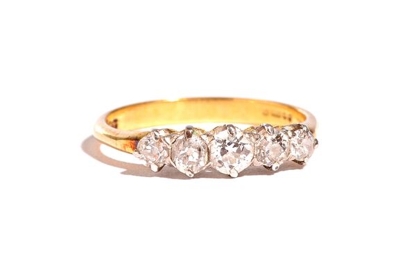 An 18ct gold and diamond set five stone ring, claw set with a row of cushion shaped diamonds graduating in size to the centre stone, ring size M, gros