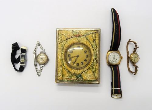 An Avia 9ct gold lady's bracelet wristwatch, having a sprung bar link bracelet, gross weight excluding the movement 8 gms, a silver cased lady's wrist